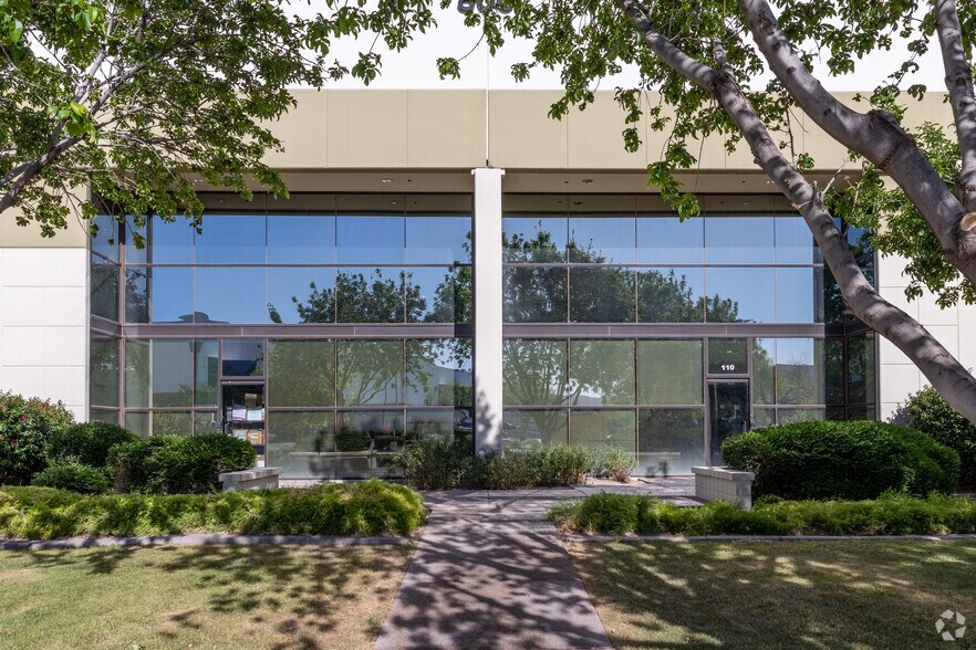 800 W Carver Rd, Tempe, AZ à louer - Photo de l’immeuble – Image 3 sur 5