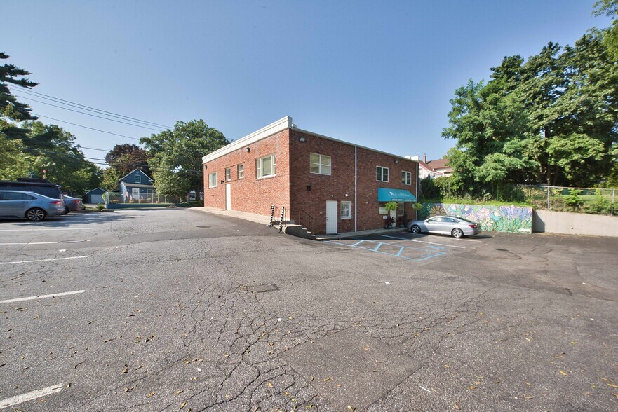 121 Pulaski Rd, Kings Park, NY à vendre - Photo de l’immeuble – Image 3 sur 22