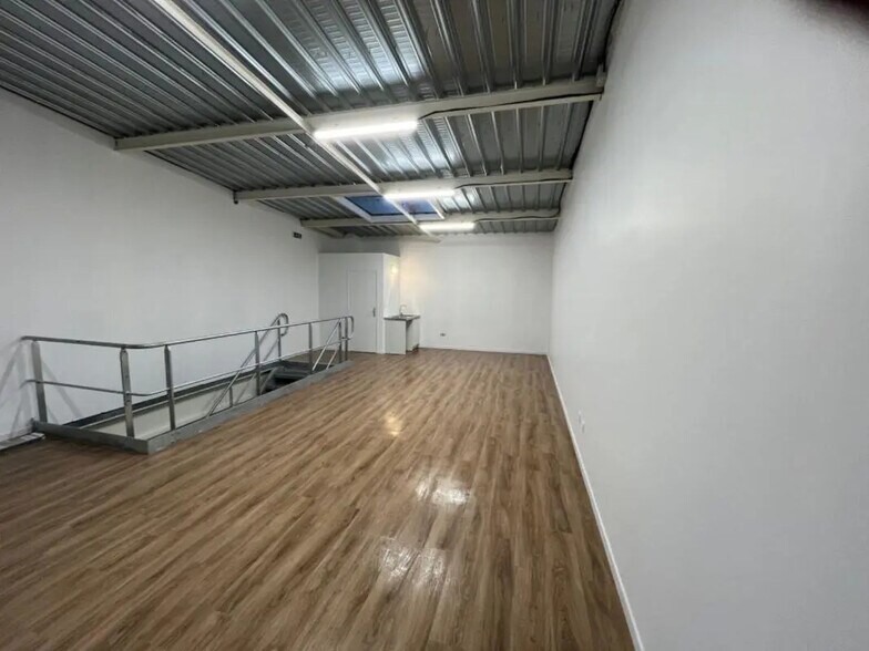 Local d’activités dans Neuilly-Plaisance à louer - Photo de l’immeuble – Image 2 sur 13