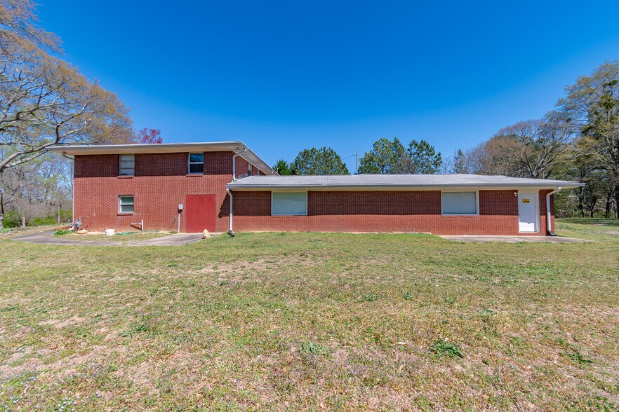 3929 Perry Ln, Flowery Branch, GA à vendre - Photo de l’immeuble – Image 2 sur 16