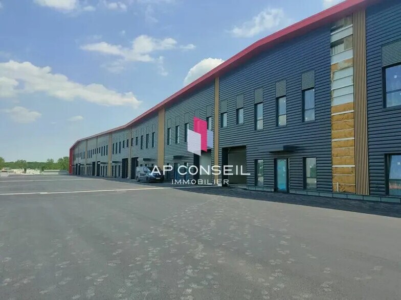 Local d’activités dans Élancourt à louer - Photo de l’immeuble – Image 1 sur 3