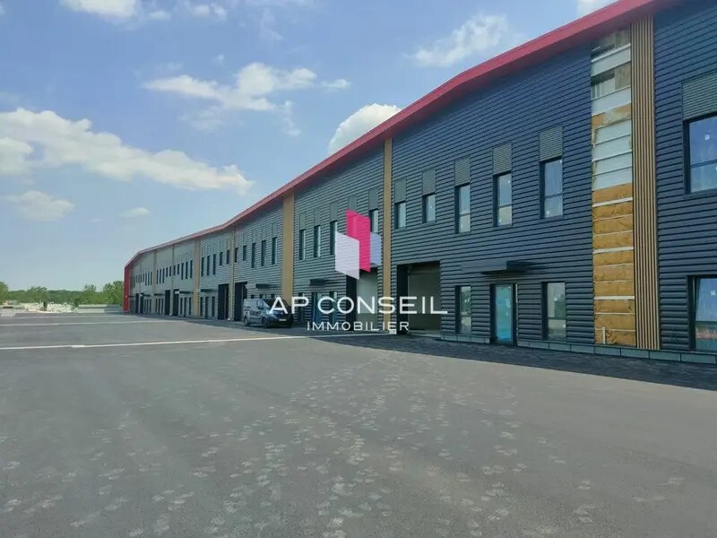 Local d’activités dans Élancourt à louer Photo de l’immeuble– Image 1 sur 4