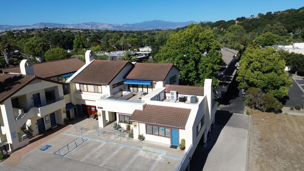 680 Alamo Pintado Rd, Solvang, CA à vendre - Photo de l’immeuble – Image 2 sur 17