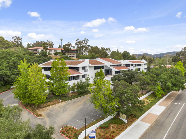 299 W Hillcrest Dr, Thousand Oaks, CA à louer - Photo de l’immeuble – Image 1 sur 8