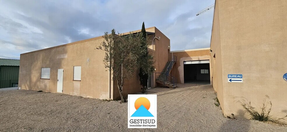 Local d’activités dans Signes à louer - Photo de l’immeuble – Image 1 sur 9