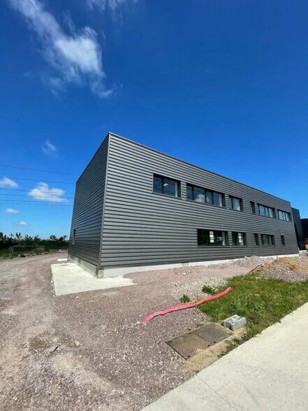 Local d’activités dans Saint-André-sur-Orne à louer - Photo de l’immeuble – Image 2 sur 6