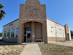 8601 McPherson Rd, Laredo, TX à louer Photo de l’immeuble– Image 1 sur 7