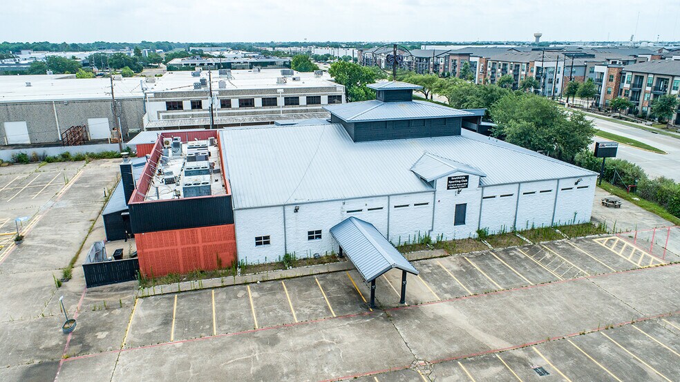 11110 W Airport Blvd, Stafford, TX à louer - Photo de l’immeuble – Image 3 sur 7