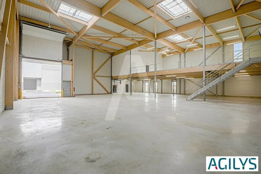 Local d’activités dans Chanteloup-en-Brie à louer - Photo de l’immeuble – Image 1 sur 5