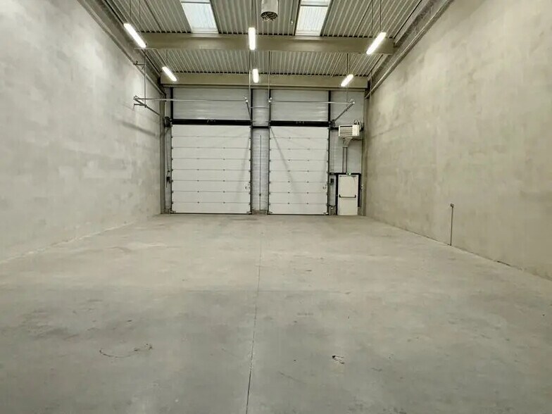 Local commercial dans Saint-Quentin-Fallavier à louer - Photo de l’immeuble – Image 3 sur 8