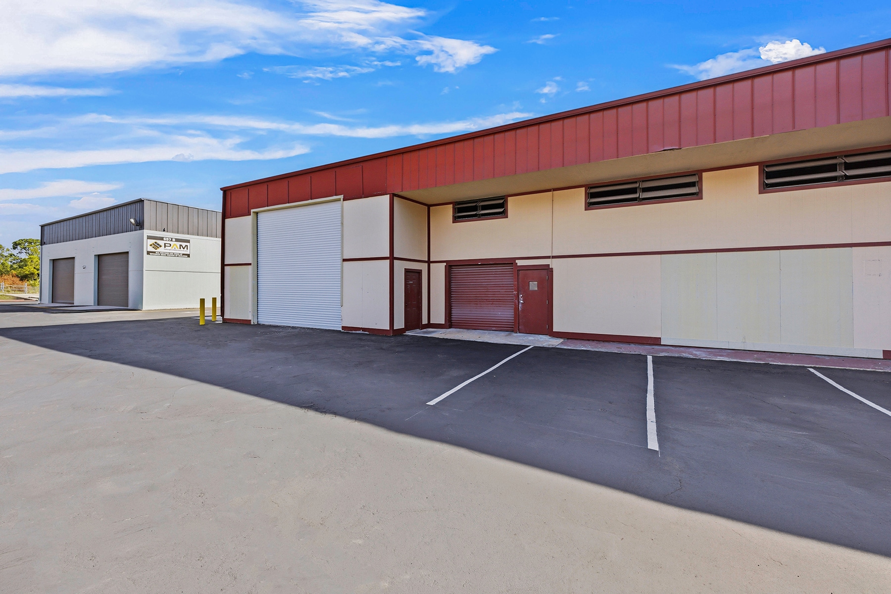 657 NE Dixie Hwy, Jensen Beach, FL à louer Photo de l’immeuble– Image 1 sur 2