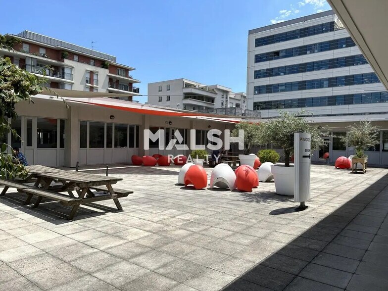 Bureau dans Villeurbanne à louer - Photo de l’immeuble – Image 2 sur 13
