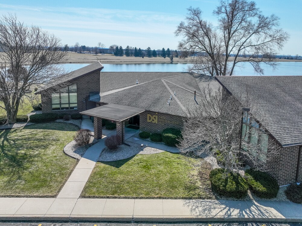 1021 Proctor Dr, Elkhorn, WI à louer Photo principale– Image 1 sur 29