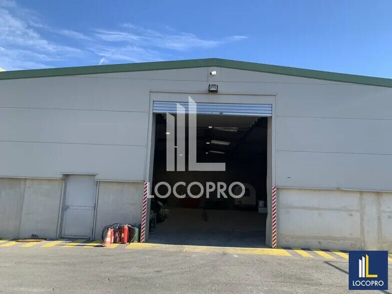 Local d’activités dans Carros à louer - Photo de l’immeuble – Image 1 sur 4