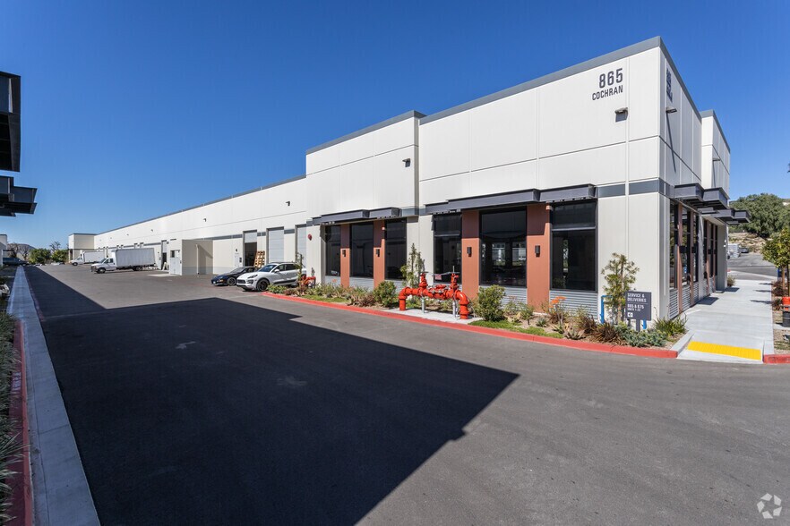 865-875 Cochran St, Simi Valley, CA à vendre - Photo de l’immeuble – Image 2 sur 2
