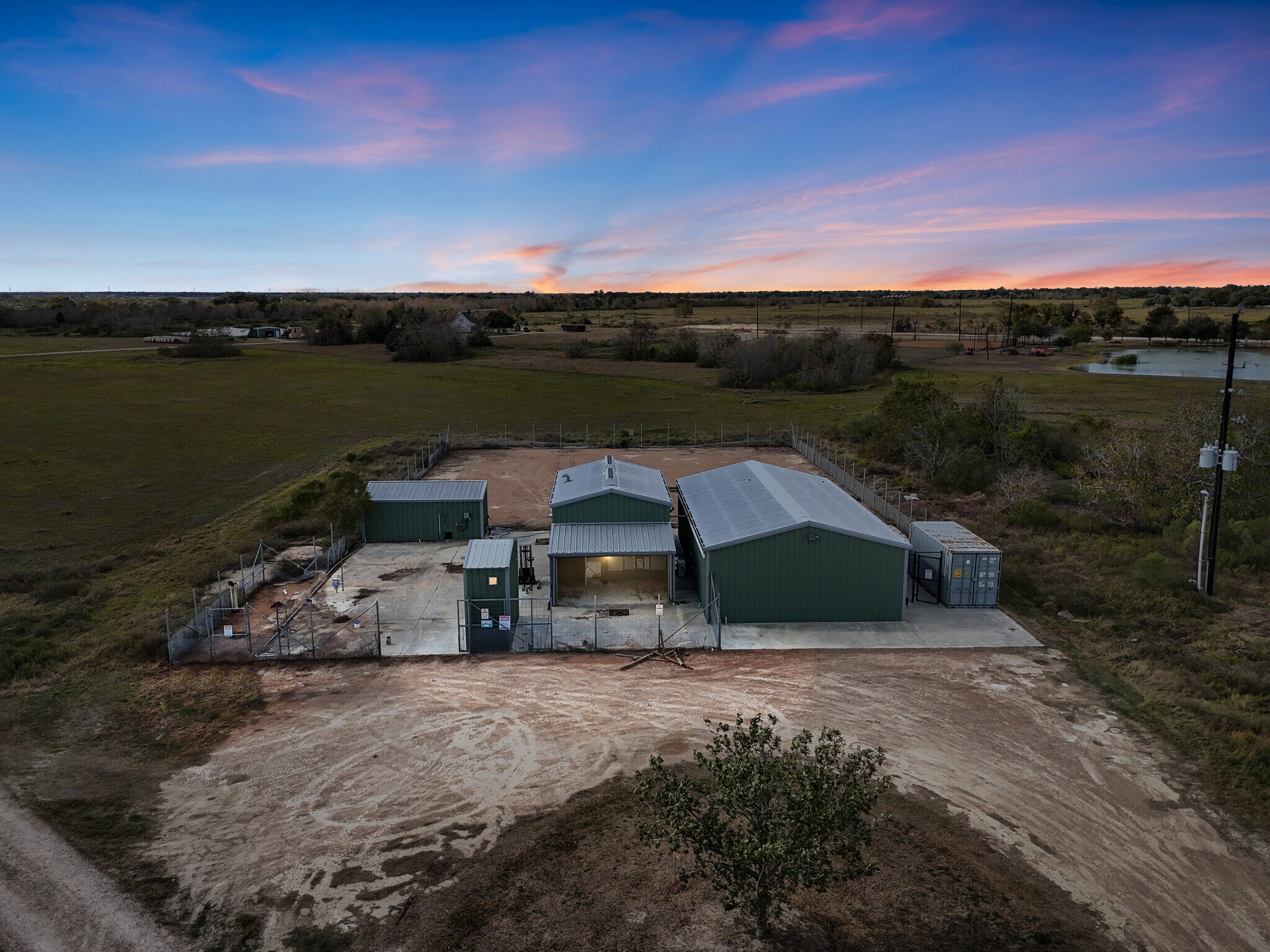 16640 Highway 36, Needville, TX à louer Photo principale– Image 1 sur 29