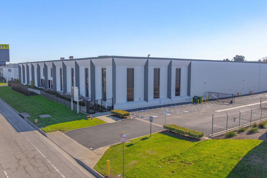 1300 W Artesia Blvd, Compton, CA à louer - Photo de l’immeuble – Image 2 sur 11
