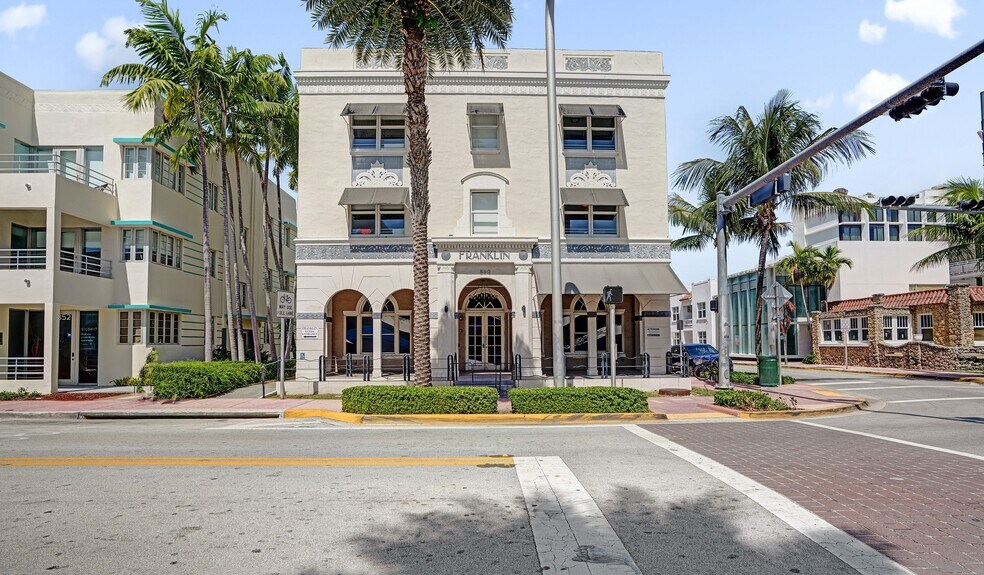 860 Collins Ave, Miami Beach, FL à louer - Photo de l’immeuble – Image 3 sur 12