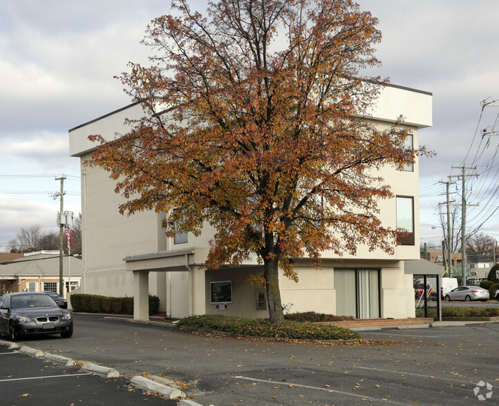 502 W Maple Ave, Vienna, VA à vendre - Photo de l’immeuble – Image 2 sur 19