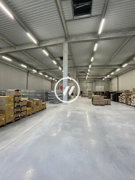 Industriel/Logistique dans Signes à louer - Photo de l’immeuble – Image 3 sur 3