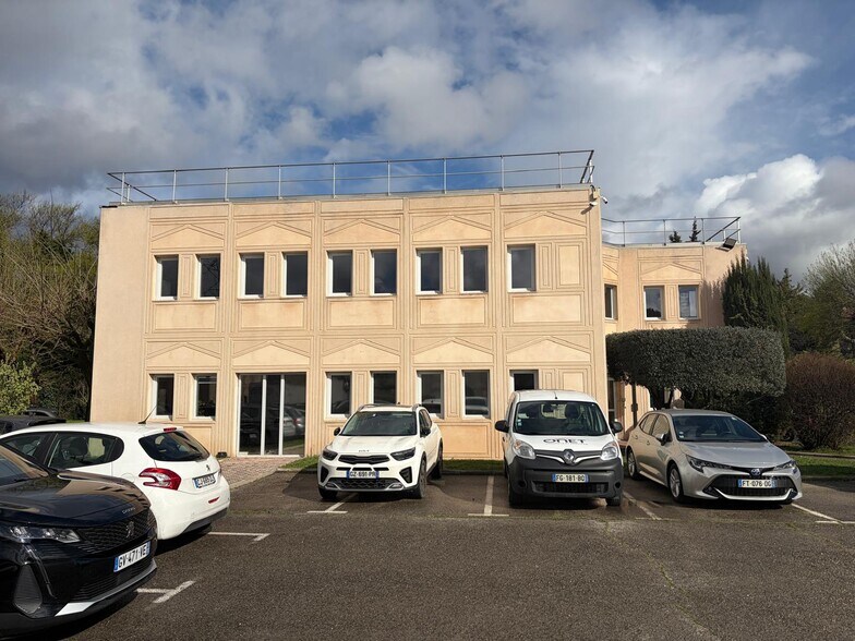 2036 Chemin De Saint Lambert, La Penne-sur-Huveaune à louer - Photo de l’immeuble – Image 2 sur 5
