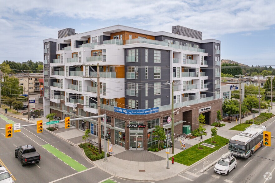 3949 Shelbourne St, Saanich, BC à louer - Photo de l’immeuble – Image 3 sur 3