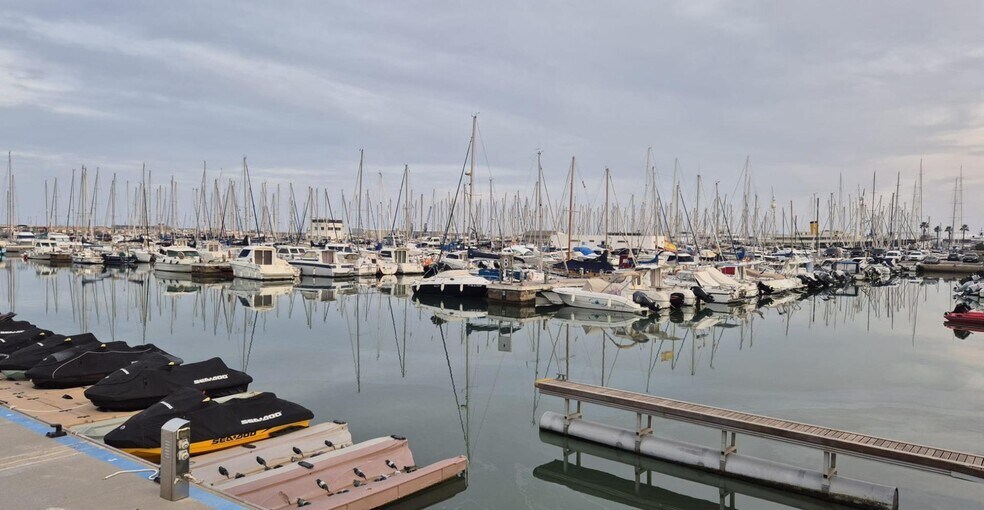 Local commercial dans Vilanova i la Geltrú, Barcelona à louer - Photo de l’immeuble – Image 3 sur 13