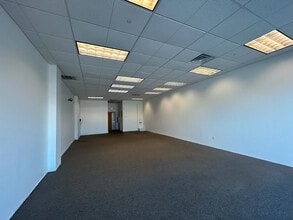 5000 N Crescent Blvd, Pennsauken, NJ à louer Photo intérieure– Image 2 sur 8