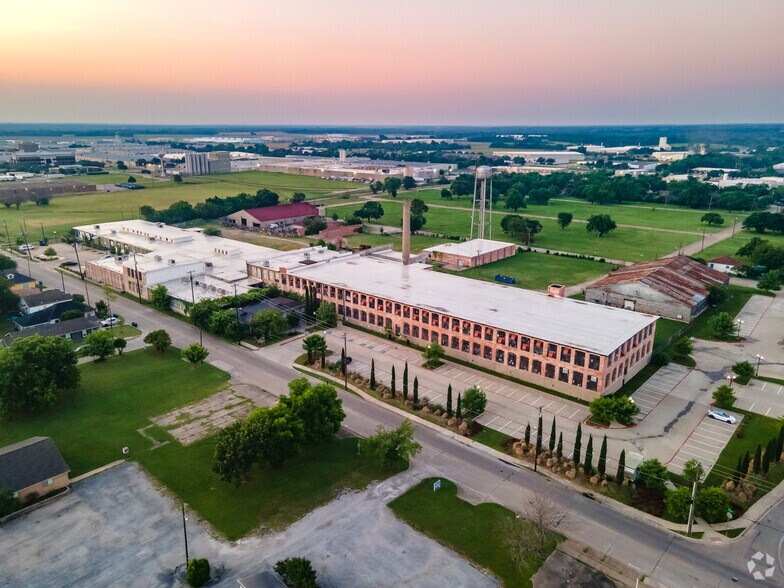 610 Elm St, McKinney, TX à louer - Aérien – Image 2 sur 22