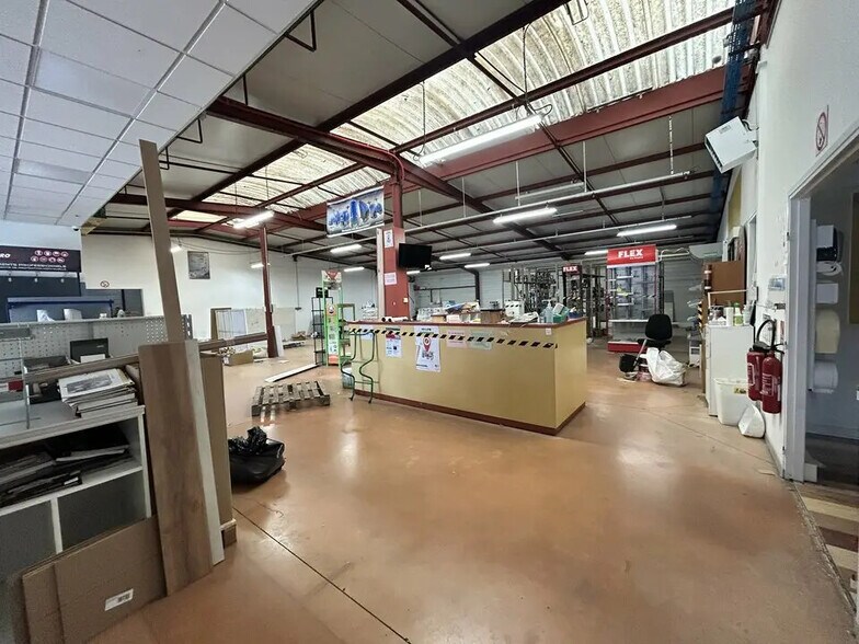 Local d’activités dans Crissey à louer - Photo de l’immeuble – Image 3 sur 4