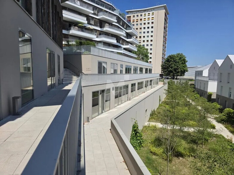 Bureau dans Avon à vendre - Photo de l’immeuble – Image 1 sur 14