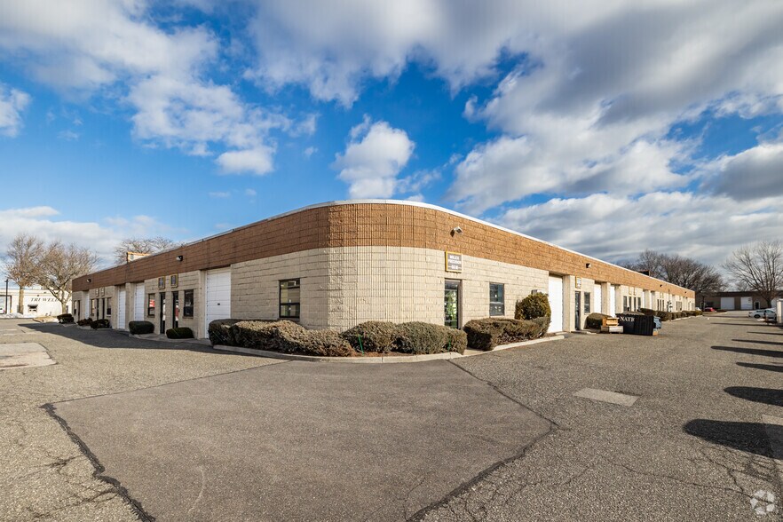 66 S 2nd St, Bay Shore, NY à louer - Photo principale – Image 1 sur 4