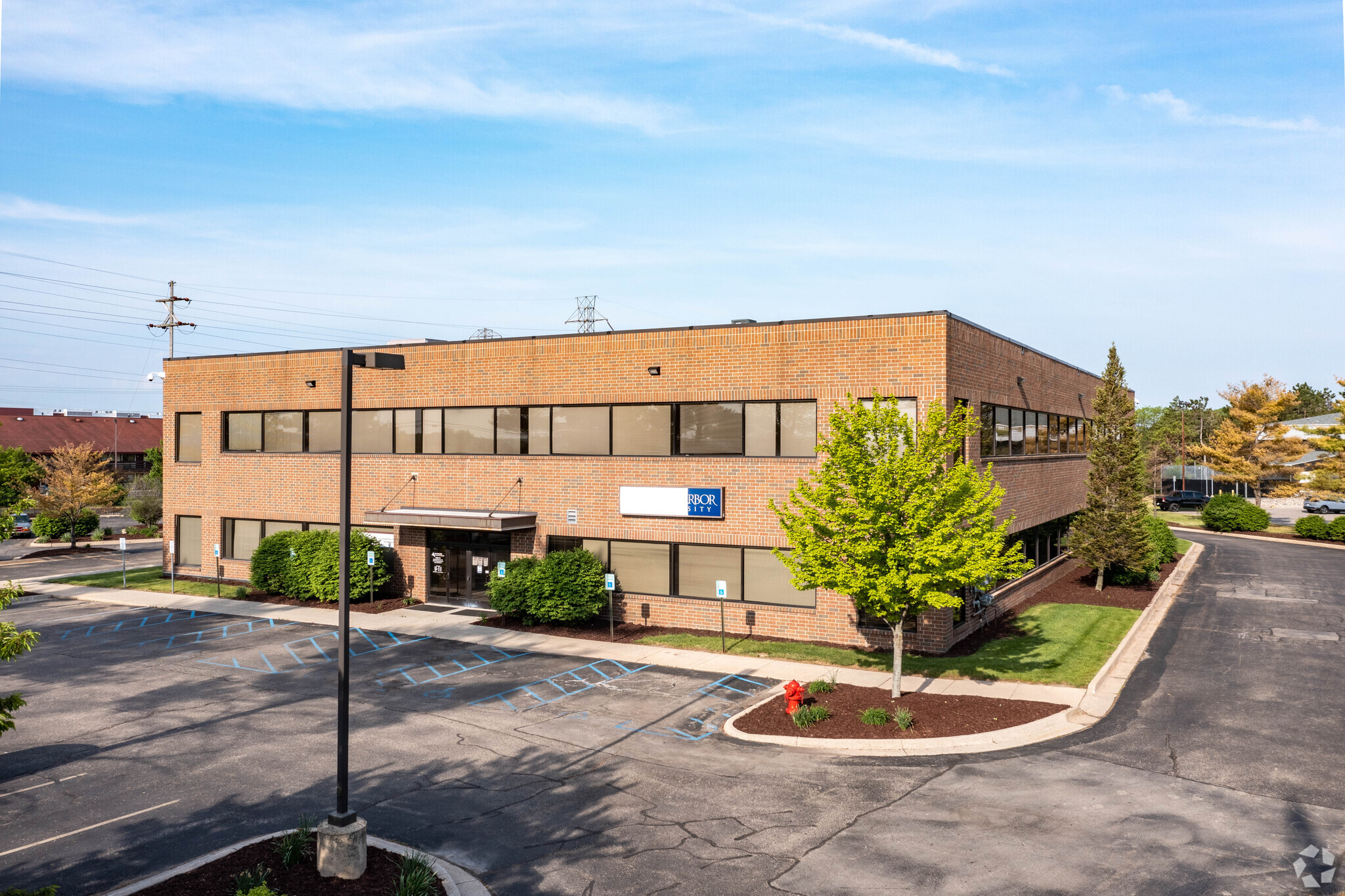 4202 Collins Rd, Lansing, MI à louer Photo principale– Image 1 sur 4