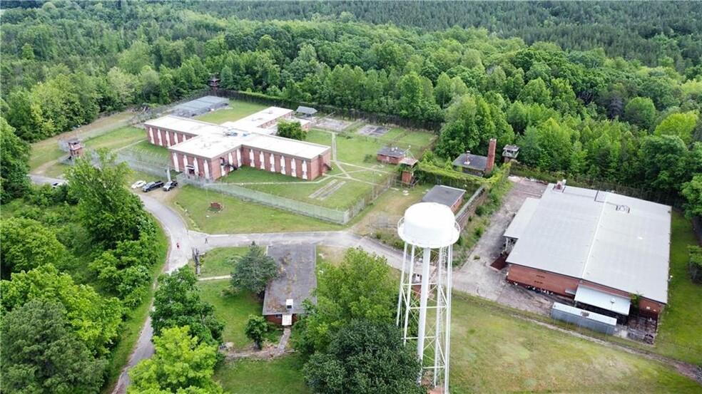 2061 High Rock School Rd, Blanch, NC à vendre - Photo de l’immeuble – Image 3 sur 10