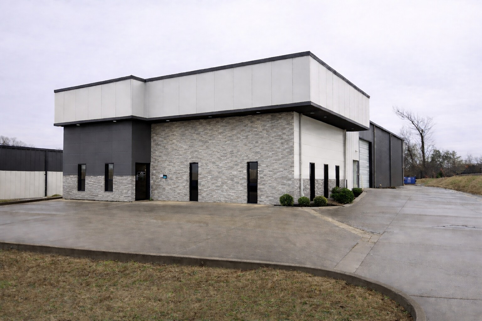 121 Commerce St, Hendersonville, TN à louer Photo de l’immeuble– Image 1 sur 2