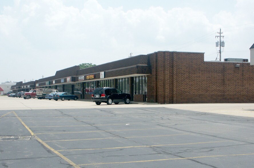 26791-26885 Brookpark Road Ext, North Olmsted, OH à louer - Photo de l’immeuble – Image 2 sur 6