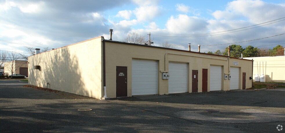 1521 Ocean Ave, Bohemia, NY à louer - Photo de l’immeuble – Image 2 sur 8