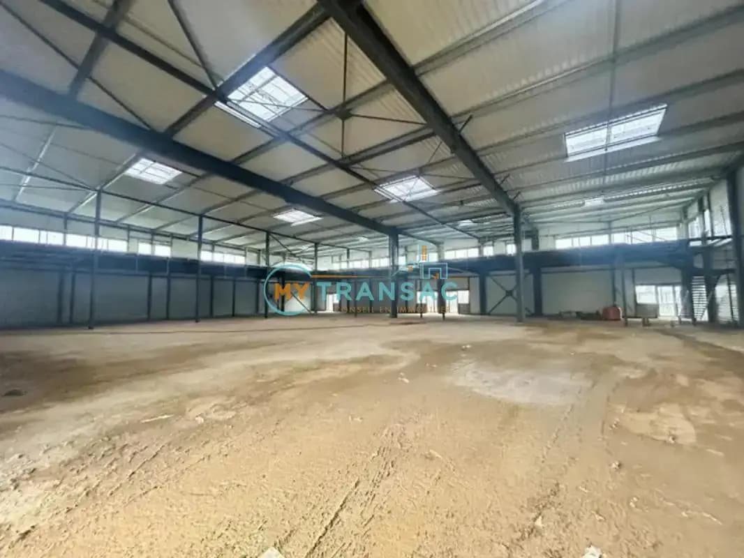 Local d’activités dans Louvres à louer Photo de l’immeuble– Image 1 sur 11