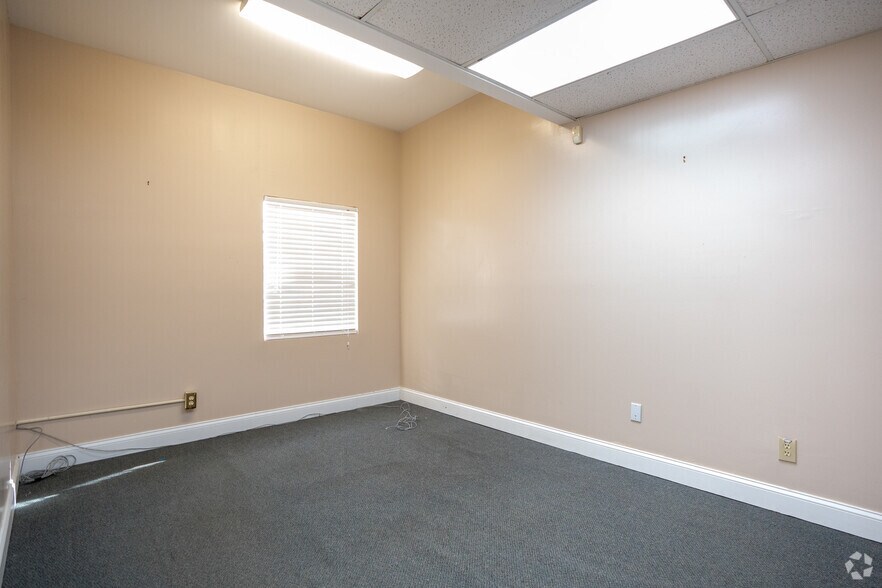 1684 N Belcher Rd, Clearwater, FL à louer - Photo intérieure – Image 3 sur 12