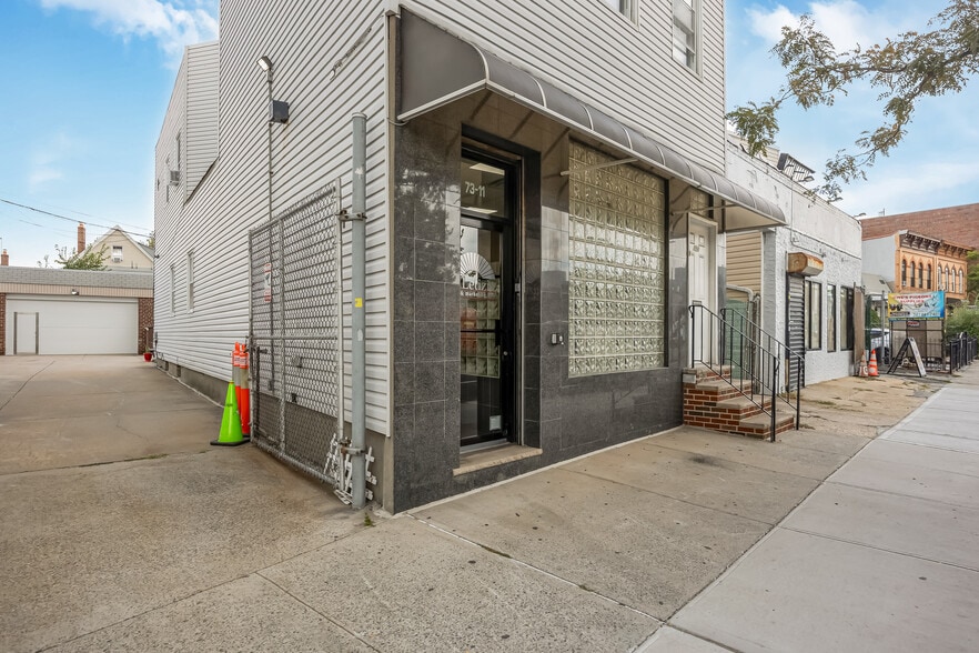 73-11 Grand Ave, Maspeth, NY à vendre - Photo de l’immeuble – Image 2 sur 26