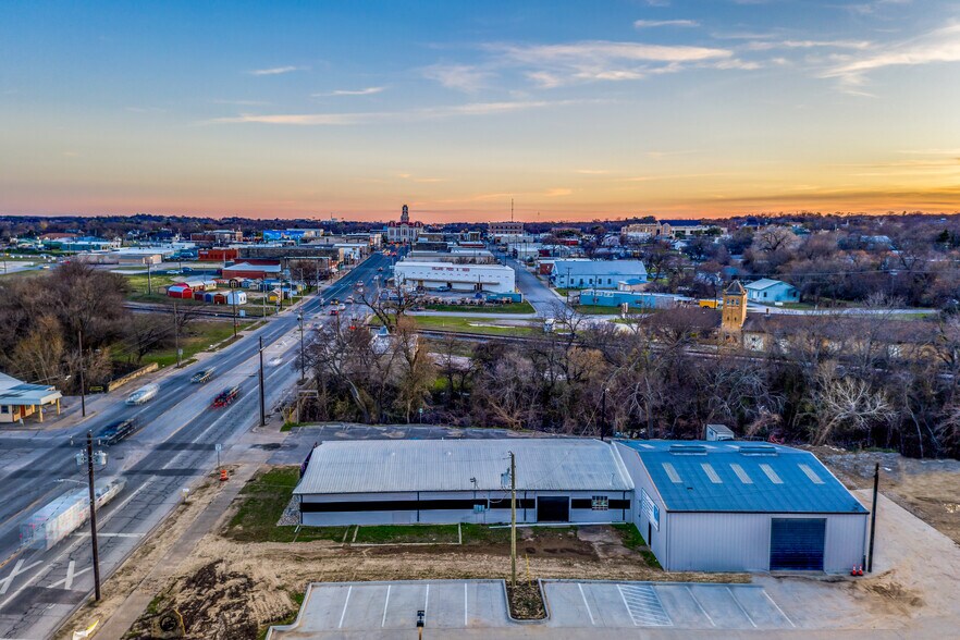501 N Main St, Weatherford, TX à vendre - Photo de l’immeuble – Image 3 sur 25