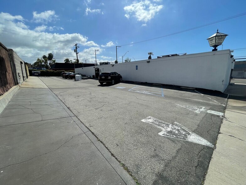 3301 E Pacific Coast Hwy, Signal Hill, CA à vendre - Photo de l’immeuble – Image 3 sur 5