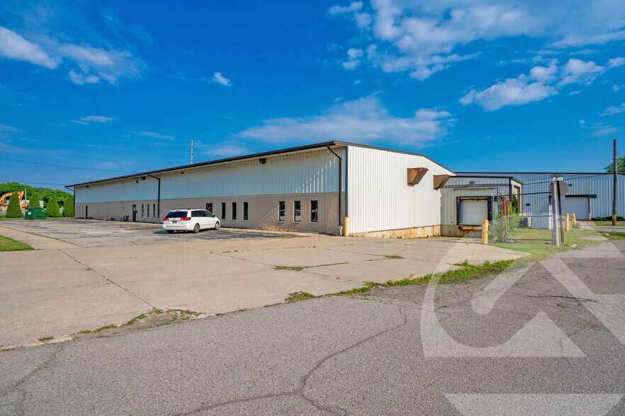 3- Building Campus portefeuille de 3 biens à vendre sur LoopNet.fr - Photo principale – Image 3 sur 4