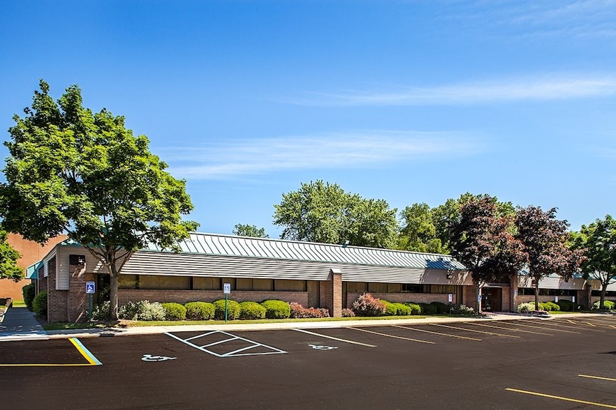 20270 Middlebelt Rd, Livonia, MI à louer - Photo de l’immeuble – Image 3 sur 10