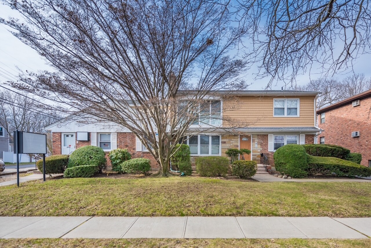 2276 S Merrick Ave, Merrick, NY à louer Photo de l’immeuble– Image 1 sur 23