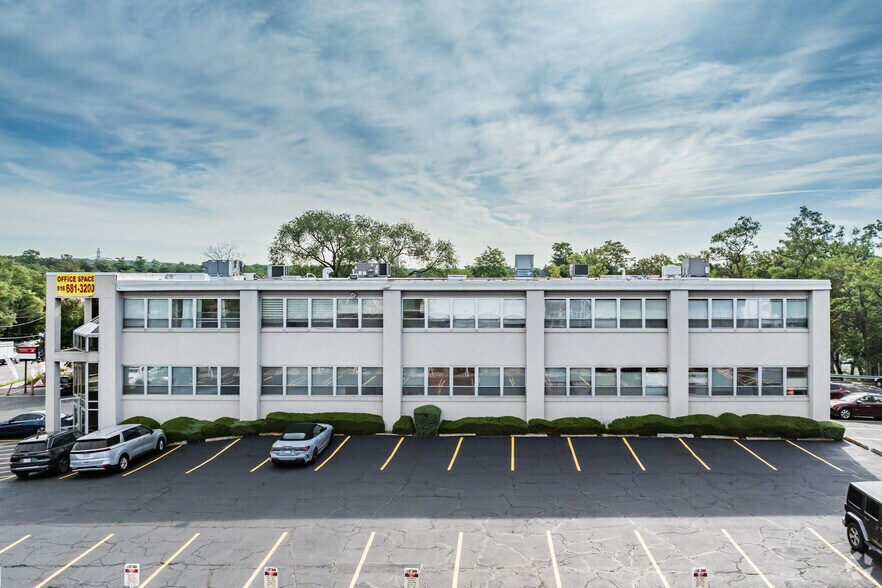 200 S Service Rd, Roslyn Heights, NY à vendre - Photo de l’immeuble – Image 2 sur 28