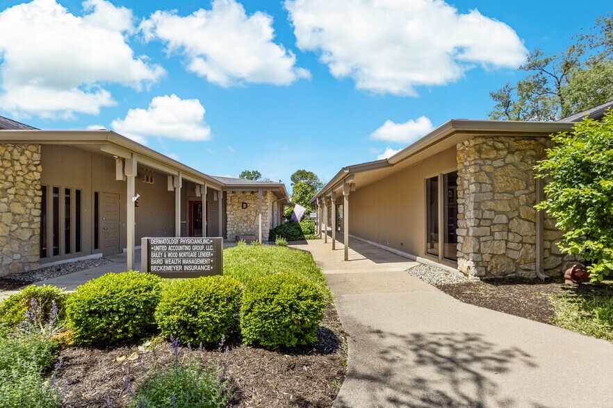 360 Plaza Dr, Columbus, IN à vendre - Photo de l’immeuble – Image 3 sur 22