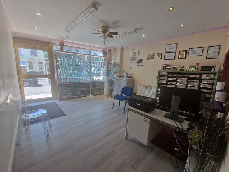 484 Katherine Rd, Londres à vendre - Photo de l’immeuble – Image 1 sur 9