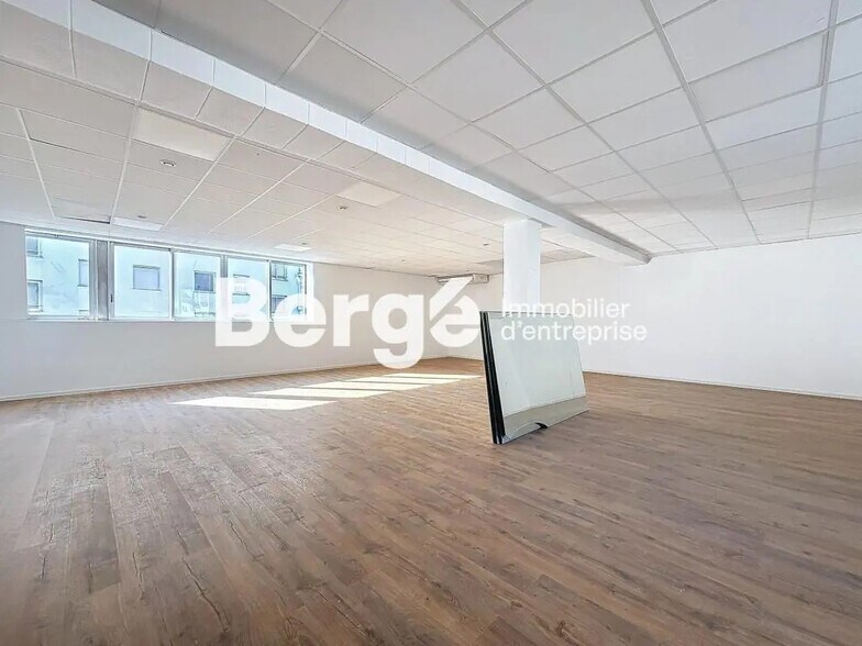 Bureau dans Saint-Laurent-du-Var à louer - Photo de l’immeuble – Image 1 sur 5