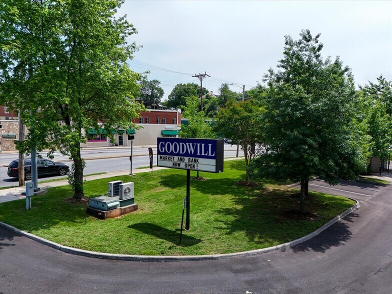 2502 Melrose Ave NW, Roanoke, VA à louer - Photo de l’immeuble – Image 2 sur 21